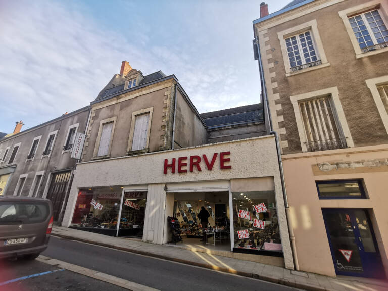 Au coeur du centre ville de LA CHARITE SUR LOIRE. Idéalement — photo 1
