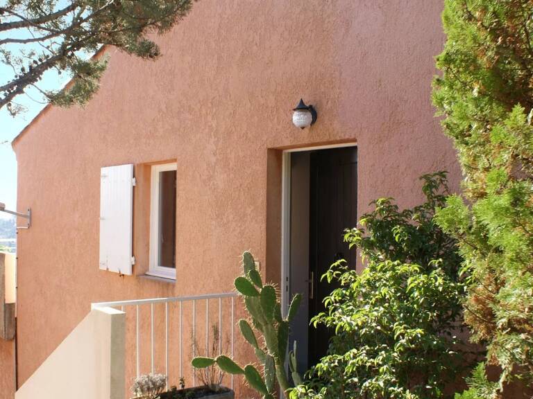 Location de vancances :  2 pièces (4 couchages), terrasse, très belle vue mer et montagne  * MM 44 * — photo 1