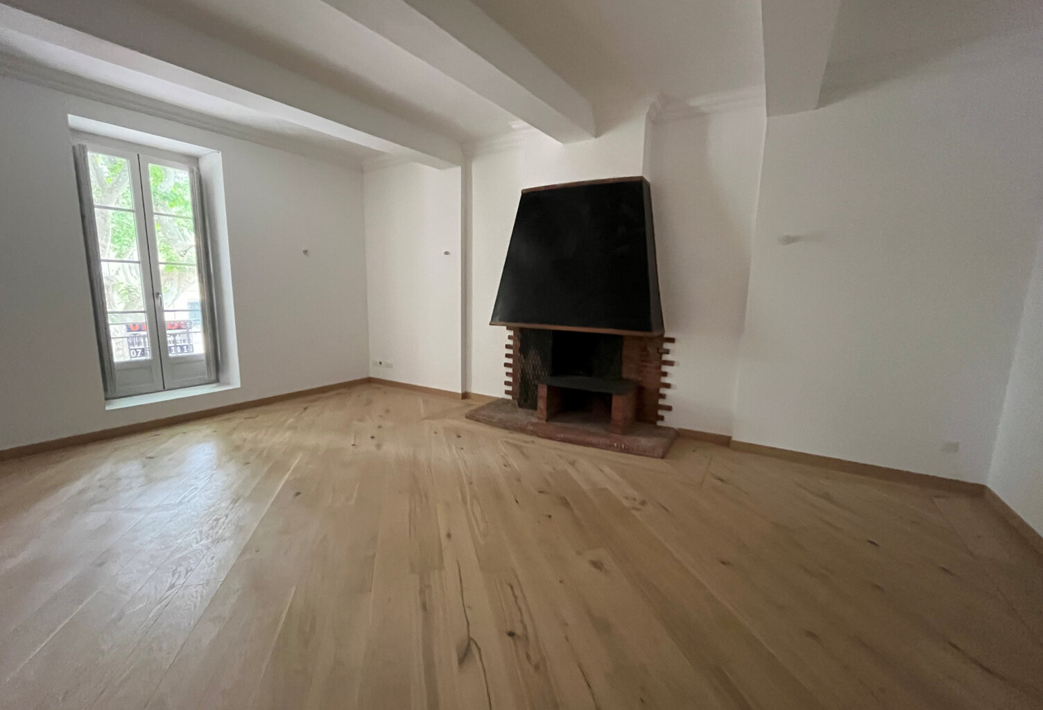 NIMES CARNOT Appartement rénové de 154 m2 avec terrasse de 4 — photo 1