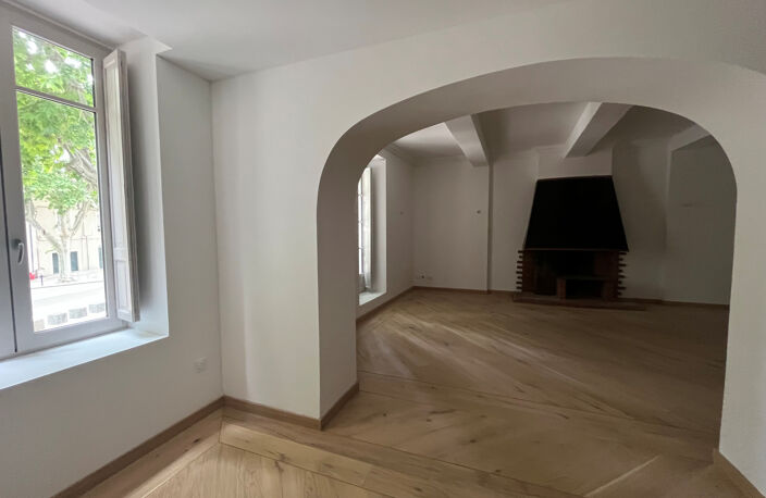 NIMES CARNOT Appartement rénové de 154 m2 avec terrasse de 4 — photo 2