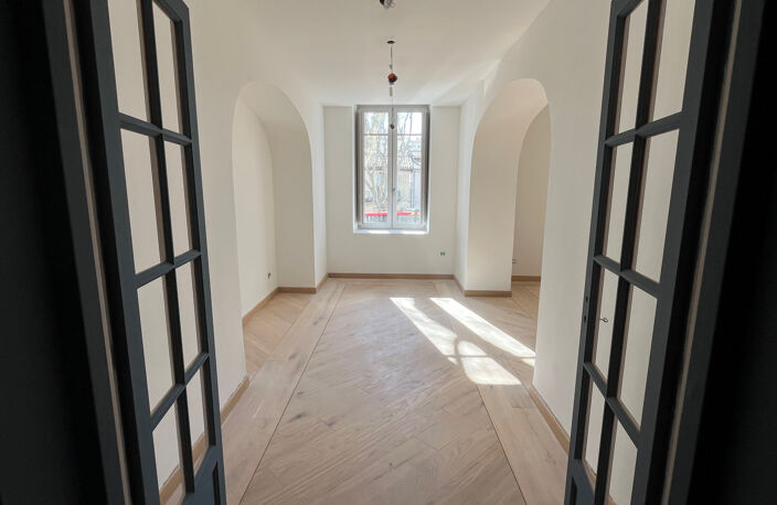 NIMES CARNOT Appartement rénové de 154 m2 avec terrasse de 4 — photo 3