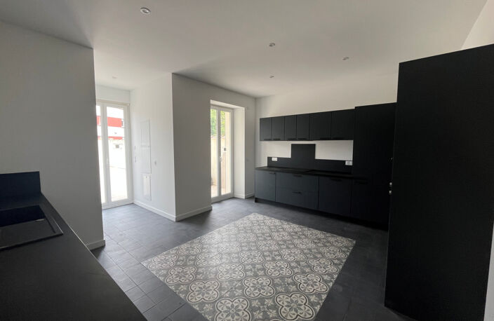 NIMES CARNOT Appartement rénové de 154 m2 avec terrasse de 4 — photo 4