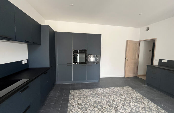 NIMES CARNOT Appartement rénové de 154 m2 avec terrasse de 4 — photo 5