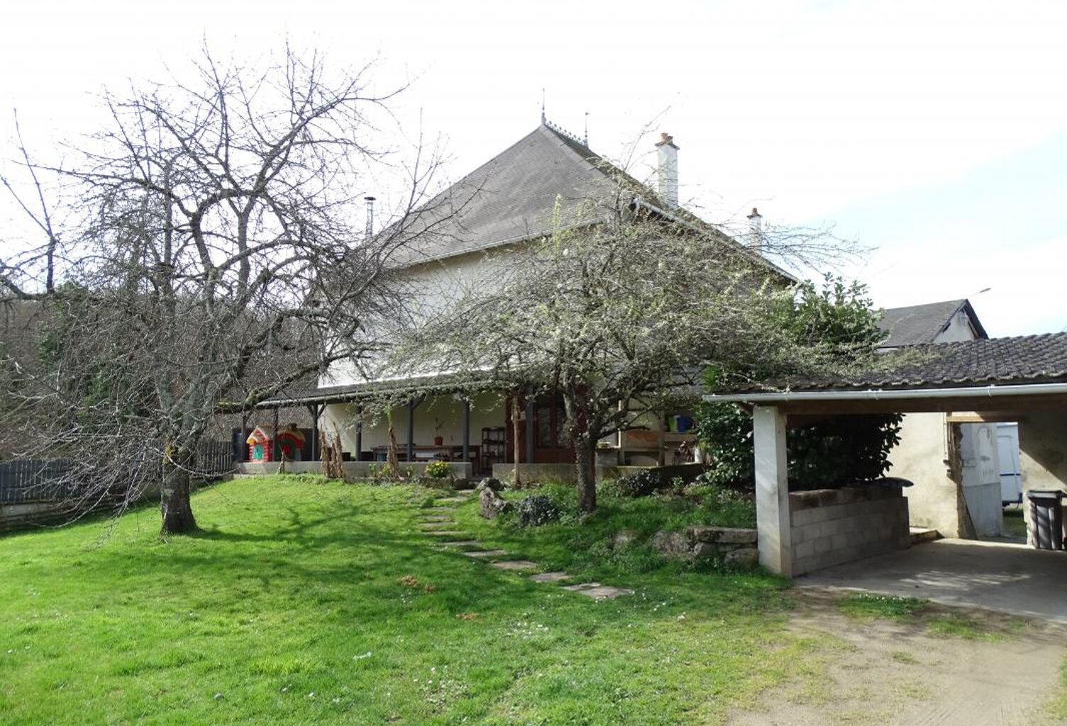 Maison en pierre 241 m2 avec jardin et dépendances, Saint Jun... — photo 1