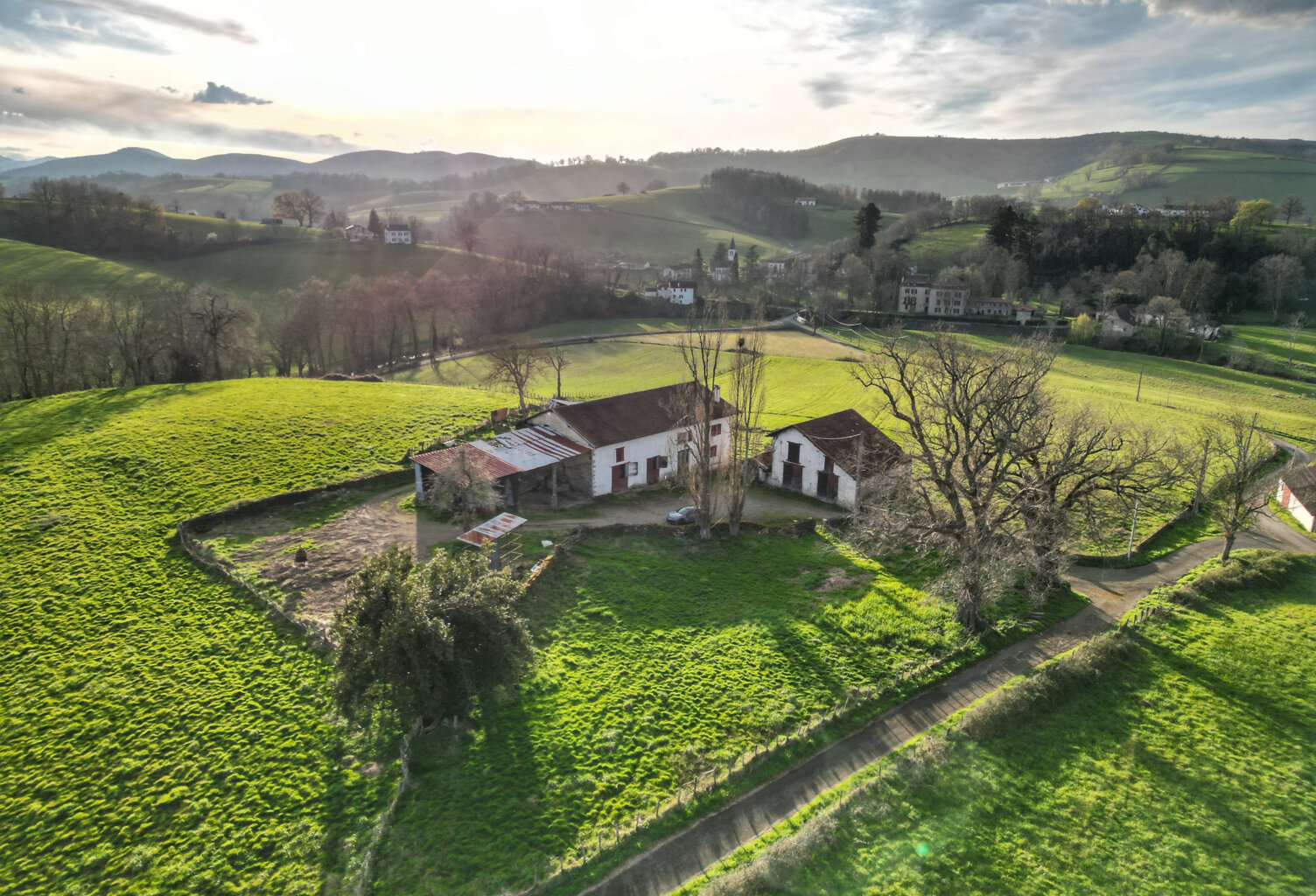 Ensemble immobilier à rénover à 7 minutes de Saint Palais — photo 1