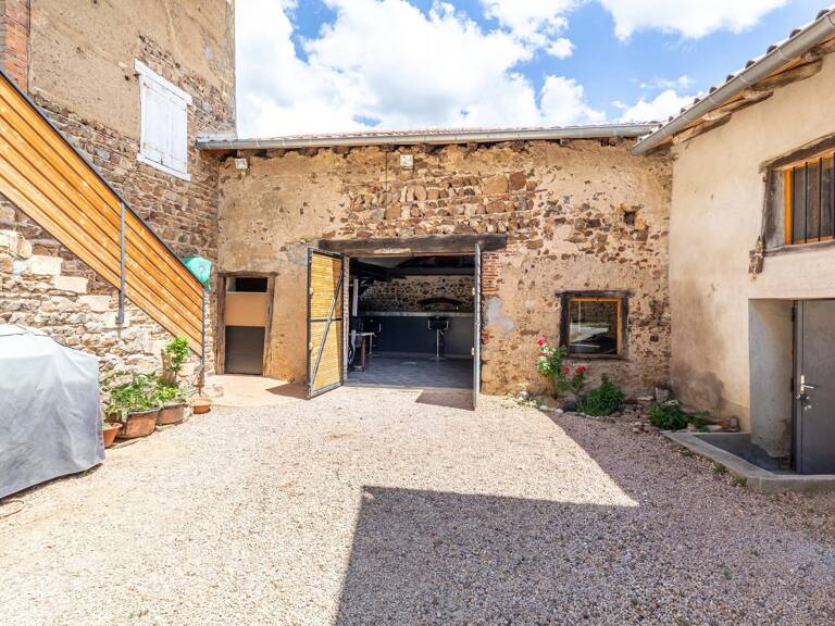 Maison de village avec cour, terrasse, et dépendances — photo 1