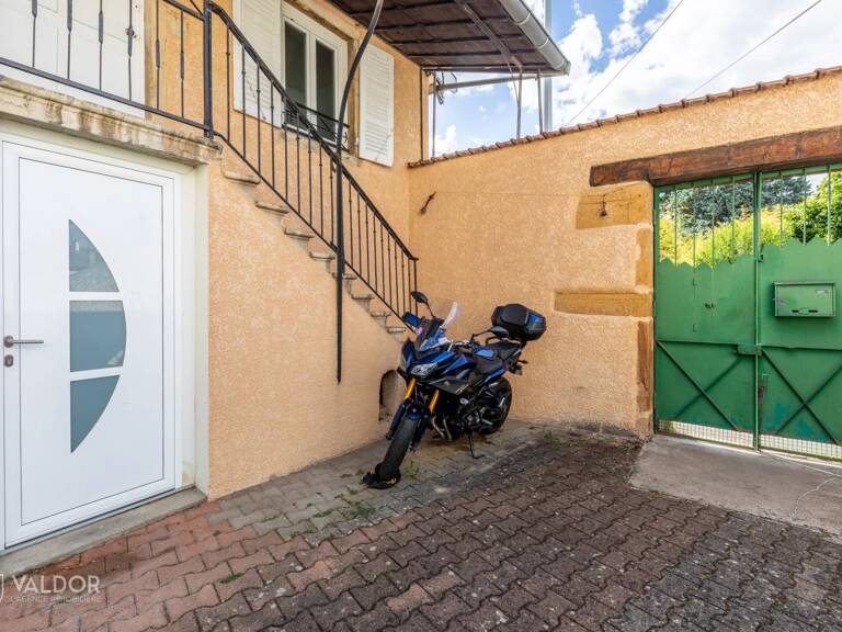 Belle maison en pierres avec terrasse en bois et jardin — photo 1