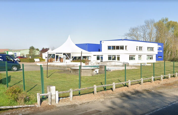 APPOIGNY - LOCAUX EN ULTRA VISIBILITE - 375M² - AU BORD DE LA RN6 - PROCHE SORTIE A6 — photo 2