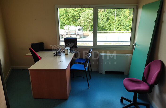 APPOIGNY - LOCAUX EN ULTRA VISIBILITE - 375M² - AU BORD DE LA RN6 - PROCHE SORTIE A6 — photo 4