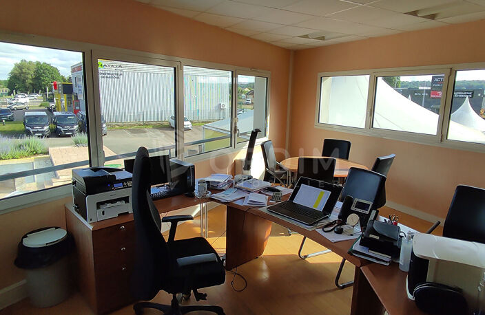 APPOIGNY - LOCAUX EN ULTRA VISIBILITE - 375M² - AU BORD DE LA RN6 - PROCHE SORTIE A6 — photo 5