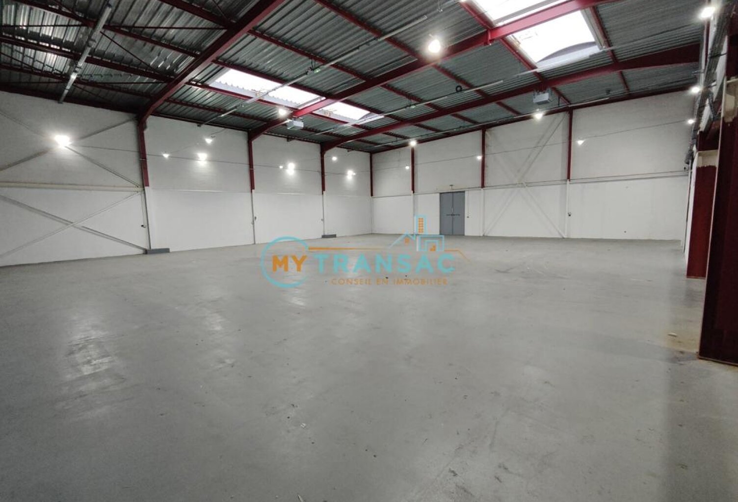 My Transac vous propose à la location des locaux d'activités avec plusieurs possibilités deux surfaces de 500m² et de 810m² soit 1 810m² au total situé à la Z.I. Les Petites Haies à Créteil — photo 1