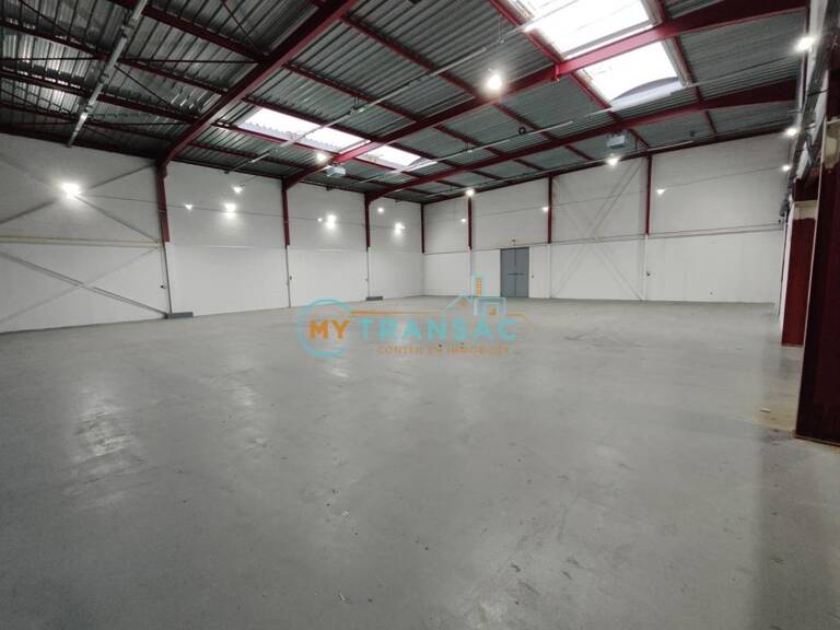 My Transac vous propose à la location des locaux d'activités avec plusieurs possibilités deux surfaces de 500m² et de 810m² soit 1 810m² au total situé à la Z.I. Les Petites Haies à Créteil — photo 1