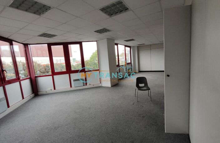 My Transac vous propose à la location des locaux d'activités avec plusieurs possibilités deux surfaces de 500m² et de 810m² soit 1 810m² au total situé à la Z.I. Les Petites Haies à Créteil — photo 5