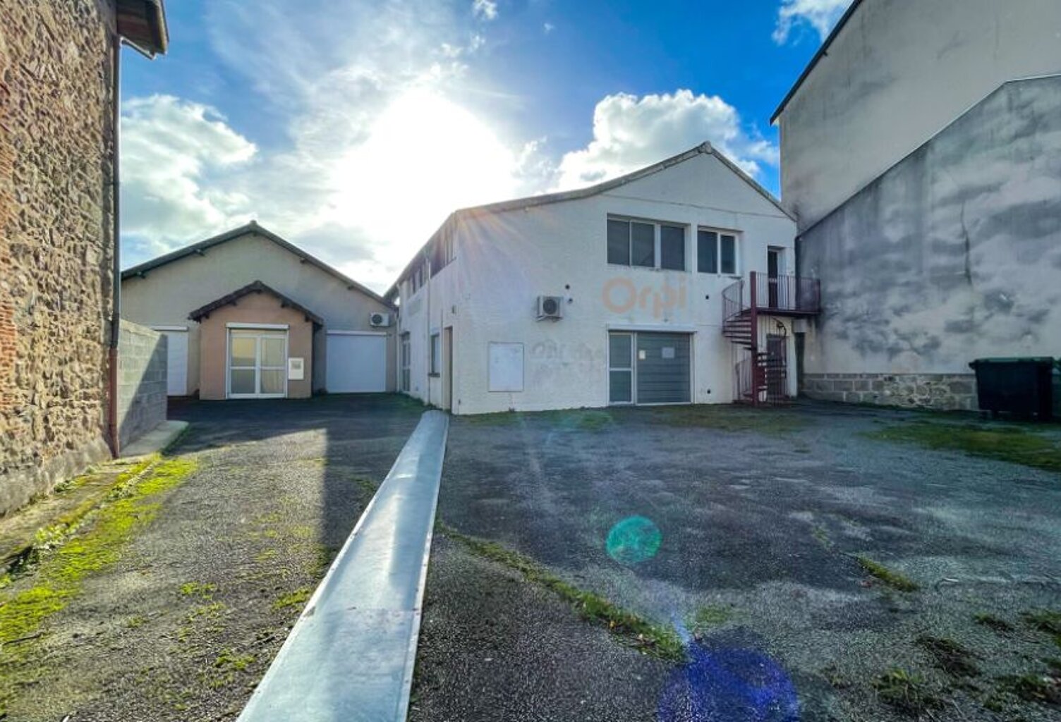 Locaux professionnels 680 m2 Saint Junien centre — photo 1