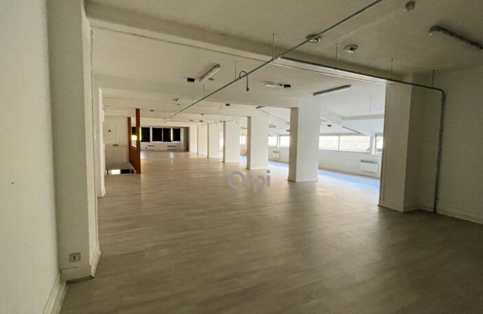 Locaux professionnels 680 m2 Saint Junien centre — photo 2