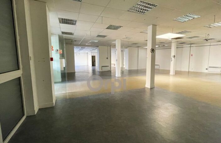 Locaux professionnels 680 m2 Saint Junien centre — photo 3