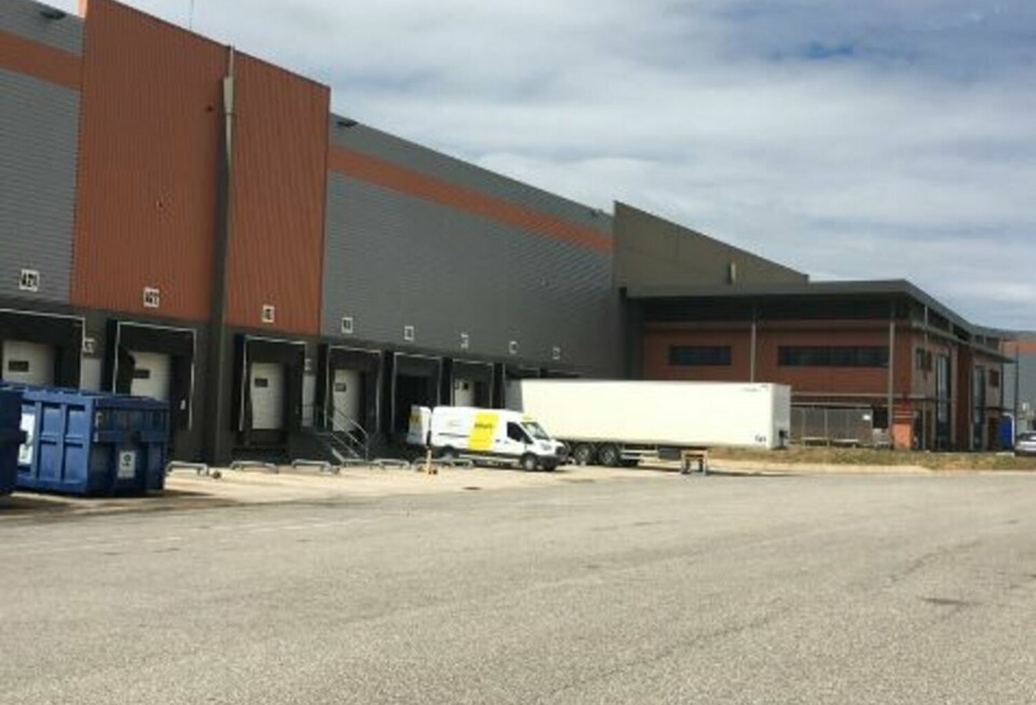 ENTREPOT LOGISTIQUE à LOUER — photo 1