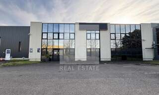 Commerce  1858 m² à louer à Genas (69740)