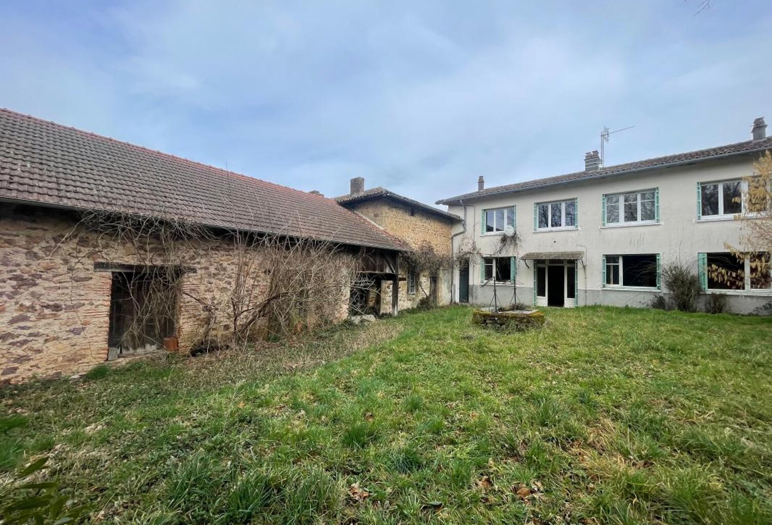 Immeuble à rénover avec maison et grange — photo 1