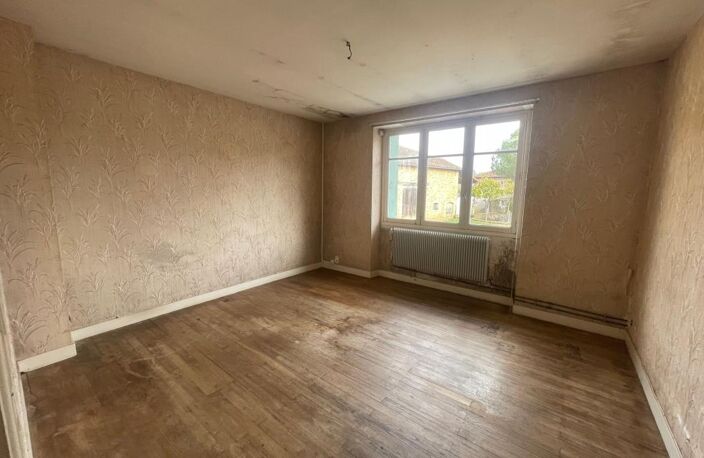 Immeuble à rénover avec maison et grange — photo 3