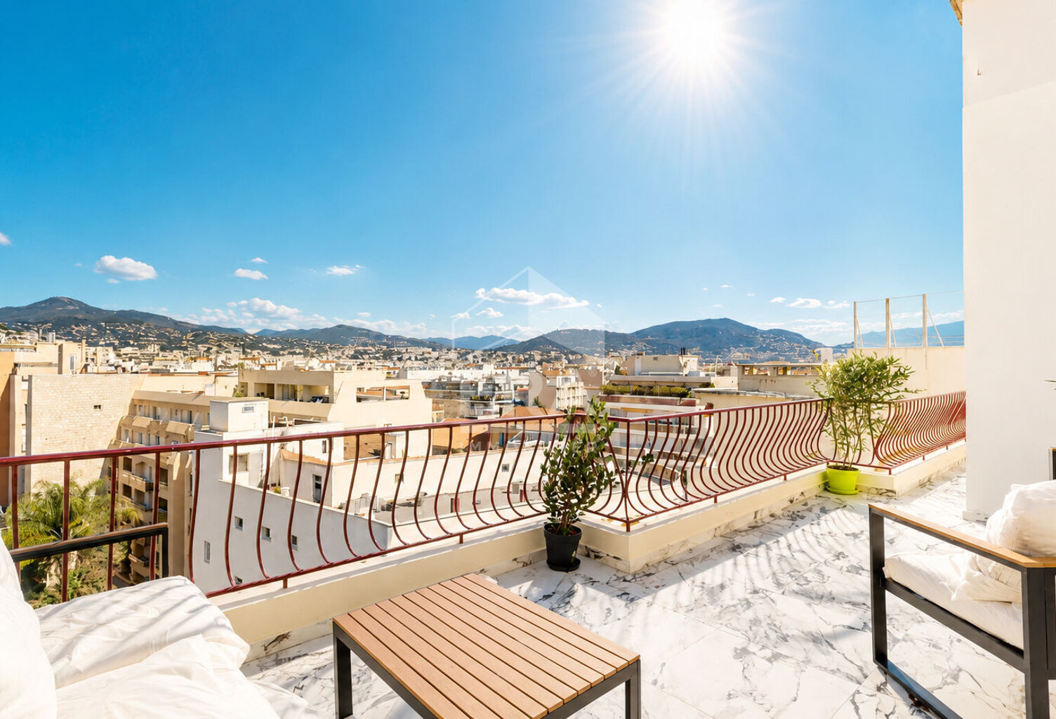 NICE - BAS BAUMETTES : MAGNIFIQUE 3 PIÈCES EN DERNIER ÉTAGE AVEC GRANDE TERRASSE — photo 1