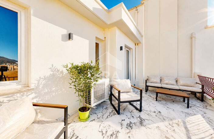 NICE - BAS BAUMETTES : MAGNIFIQUE 3 PIÈCES EN DERNIER ÉTAGE AVEC GRANDE TERRASSE — photo 3