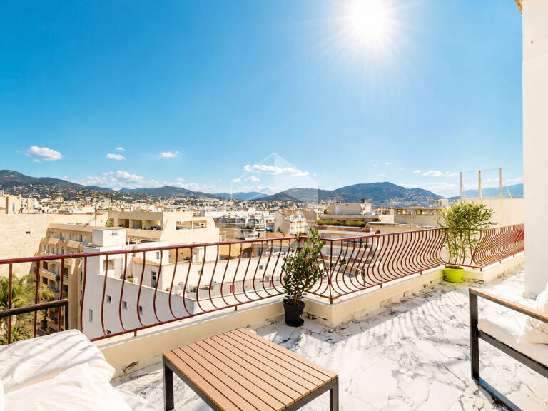NICE - BAS BAUMETTES : MAGNIFIQUE 3 PIÈCES EN DERNIER ÉTAGE AVEC GRANDE TERRASSE — photo 1