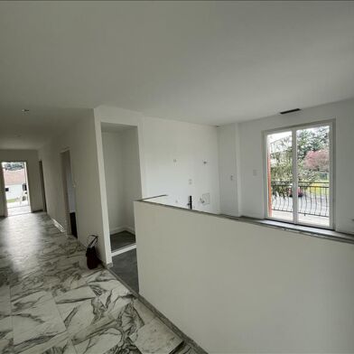 Appartement 4 pièces 275750 €