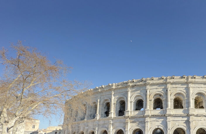 Nîmes Ecusson à côté des Arènes — photo 5