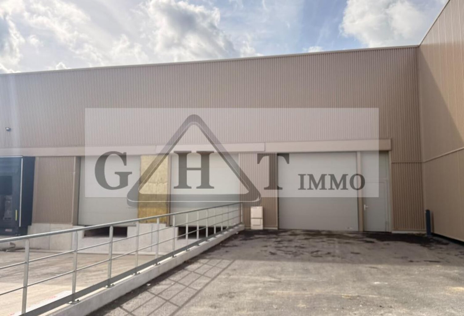 A VENDRE 3537 M² ENTREPOT ET BUREAUX A TREMBLAY EN FRANCE — photo 1