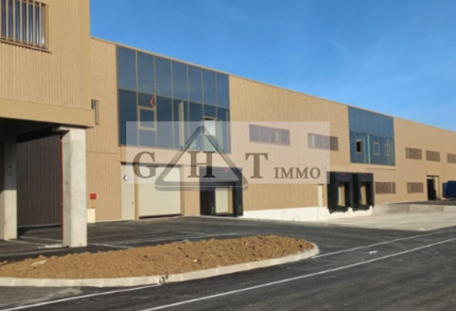 A VENDRE 2788 M² ENTREPOT ET BUREAUX A TREMBLAY EN FRANCE — photo 1