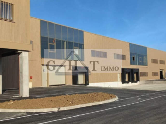 A VENDRE 2788 M² ENTREPOT ET BUREAUX A TREMBLAY EN FRANCE — photo du bien