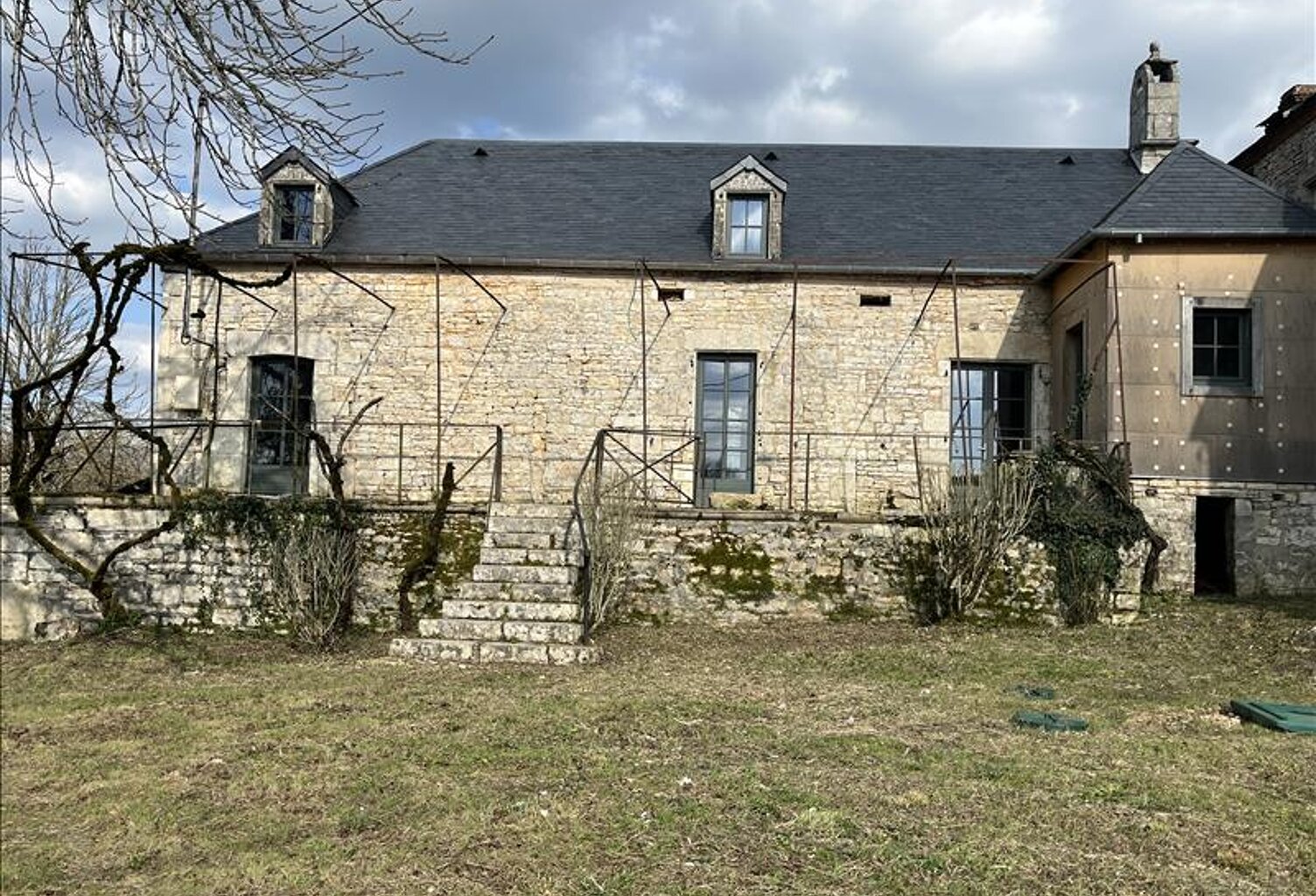 Maison en pierre de 1 pièces principales — photo 1
