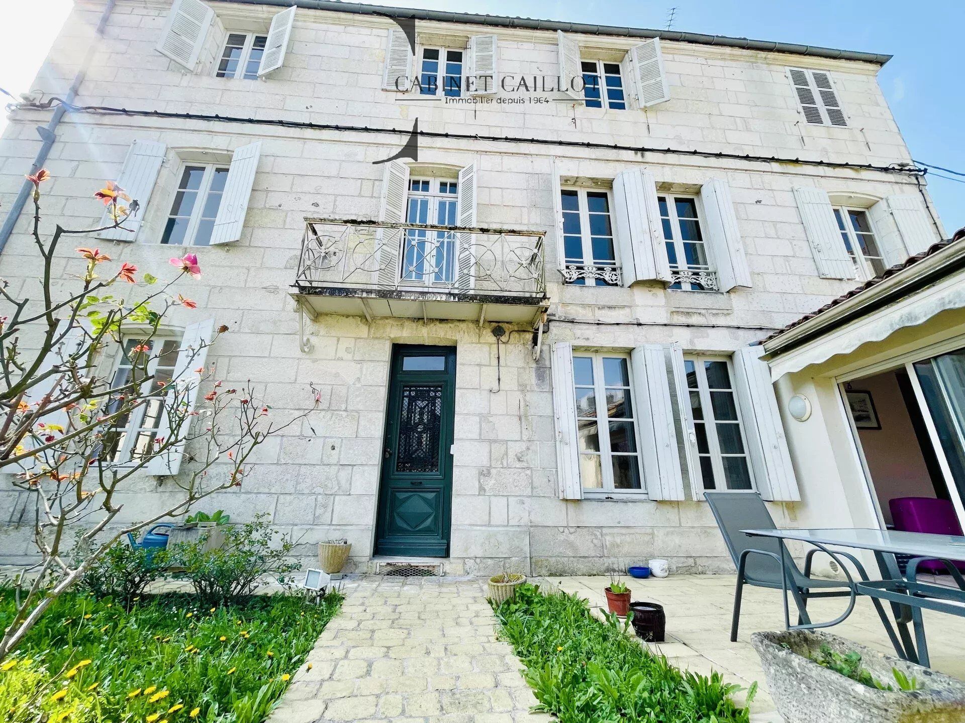Villa / Maison  T9 à vendre Saintes 17100