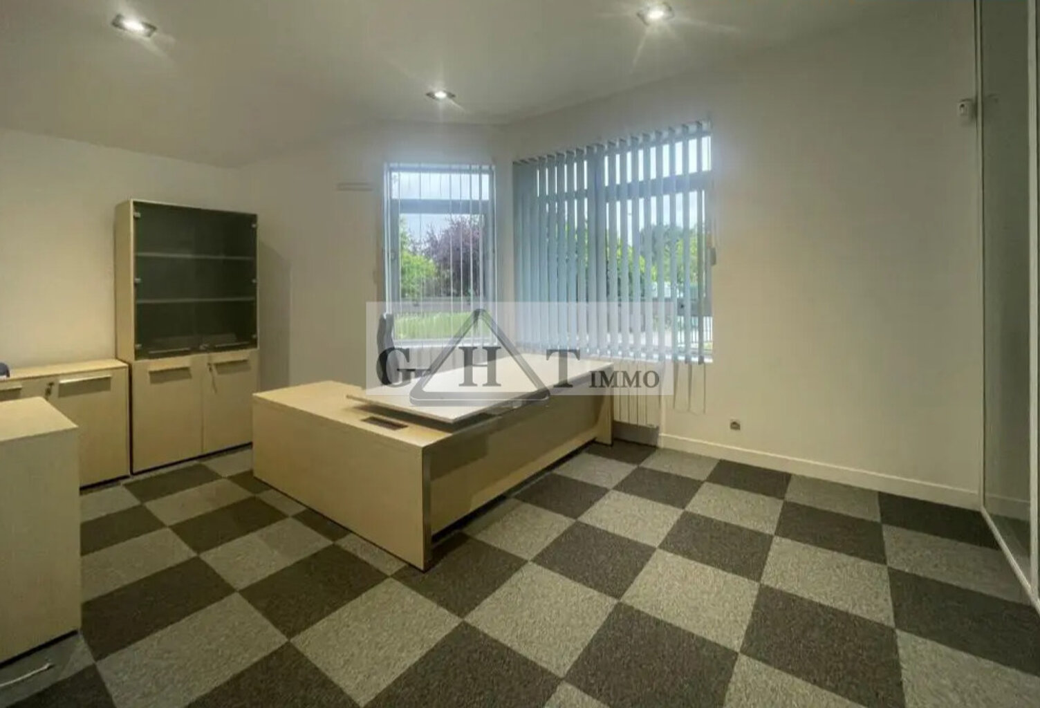 BUREAUX 300 M² A LOUER LINAS — photo 1