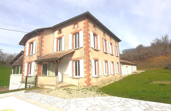 Maison 300 m2 , 3 logements, principale 198 m2 : 7 chbres - — photo 2