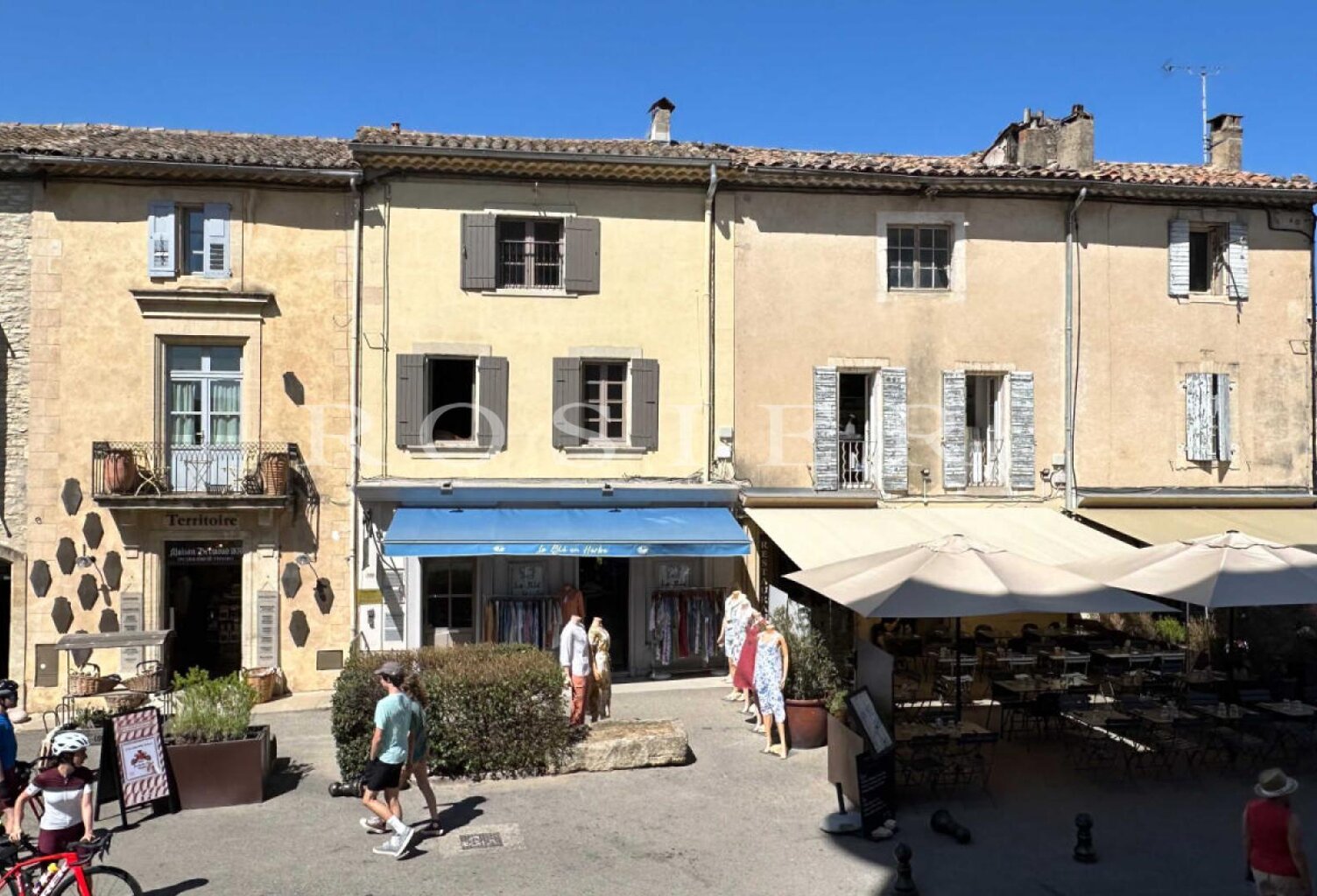 GORDES - immeuble de rapport au centre du village face au Chatea — photo 1
