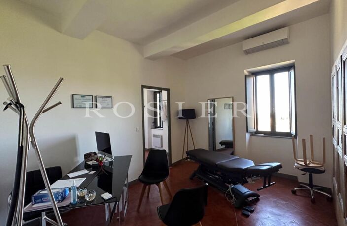 GORDES - immeuble de rapport au centre du village face au Chatea — photo 5