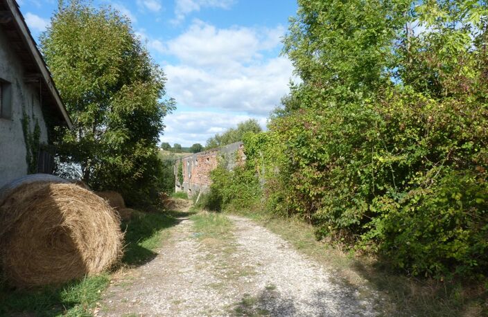 Ensemble bâtiments anciens sur plus de 2 h de terres agricoles — photo 2
