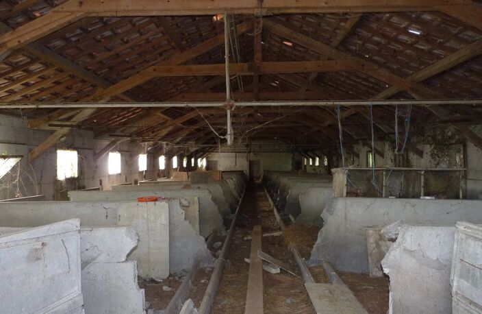 Ensemble bâtiments anciens sur plus de 2 h de terres agricoles — photo 3