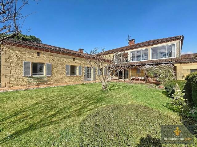 Propriété en pierre avec partie professionnelle et piscine couverte — photo du bien