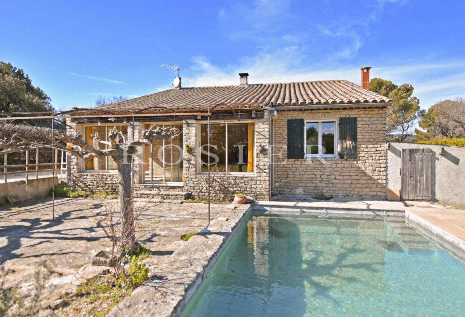 Murs : Villa de plain-pied en pierres avec piscine — photo 1