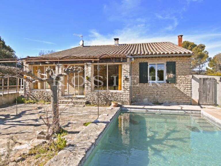 Murs : Villa de plain-pied en pierres avec piscine — photo 1