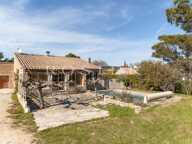 Murs : Villa de plain-pied en pierres avec piscine — photo 2