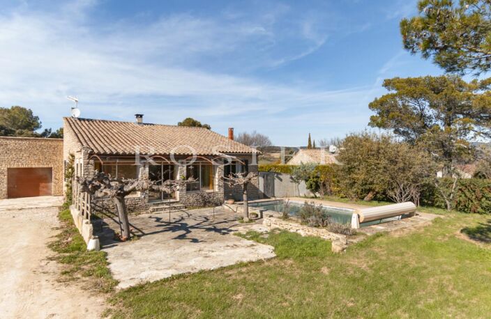 Murs : Villa de plain-pied en pierres avec piscine — photo 2