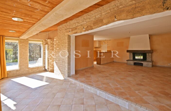 Murs : Villa de plain-pied en pierres avec piscine — photo 3