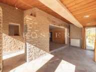 Murs : Villa de plain-pied en pierres avec piscine — photo 4