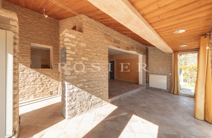 Murs : Villa de plain-pied en pierres avec piscine — photo 4