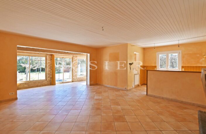 Murs : Villa de plain-pied en pierres avec piscine — photo 5