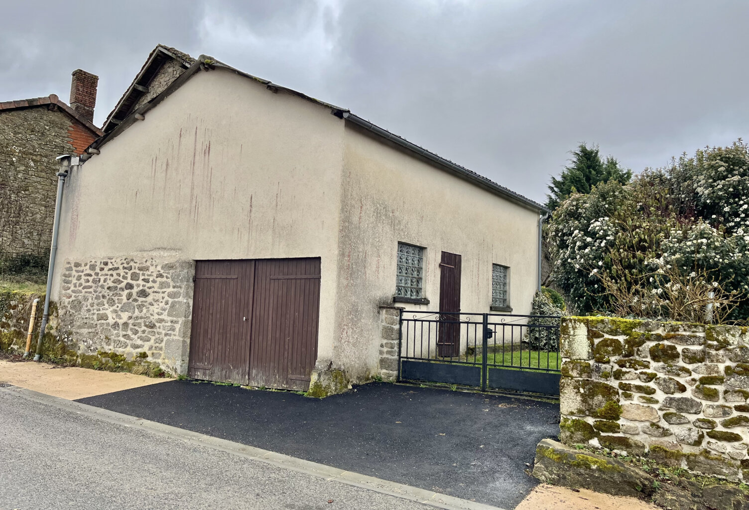 SAINT-GENCE - TERRAIN PLAT + DEPENDANCES — photo 1